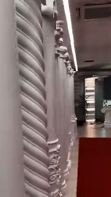 Burmalı dekoratif sütun showroom geçişinde yakın plandan görüntüleniyor