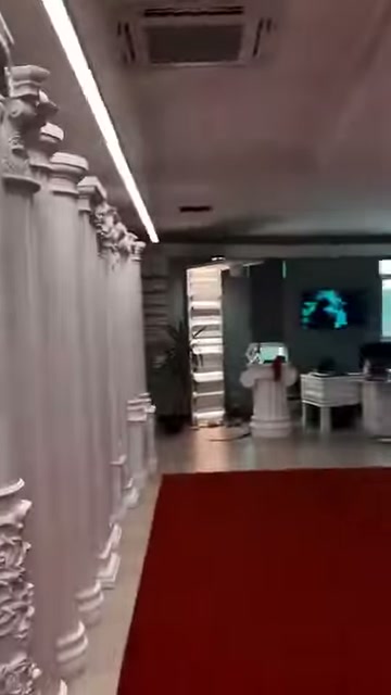 Kırmızı halılı geçitte burmalı sütun ve çalışma bölümü görülüyor