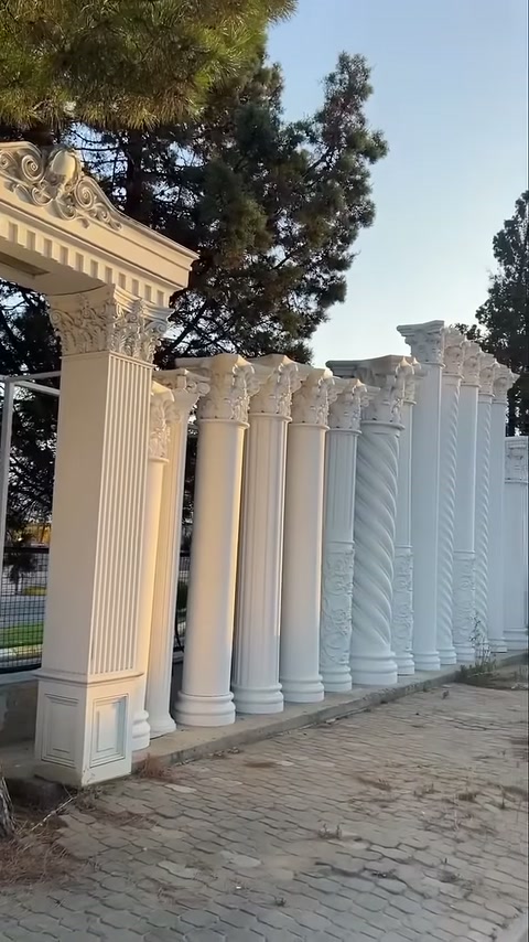 Açık hava alanındaki sütun koleksiyonunda çeşitli gövde işlemeleri öne çıkıyor