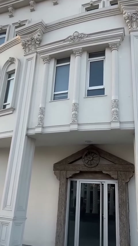 Cephedeki ikiz pencereler, işlemeli sütunçeler ve yatay profillerle vurgulanıyor