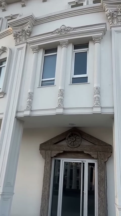 Klasik cephe uygulamasında uzun pilasterler pencere grubunu iki yandan sınırlıyor