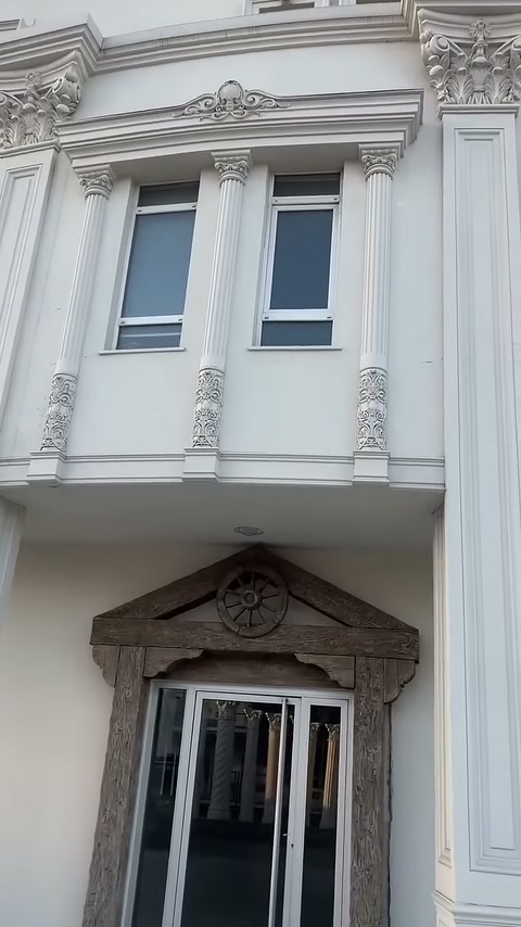 Bina girişinin üzerindeki pencere bölümü, kabartmalı başlıklarla tamamlanıyor