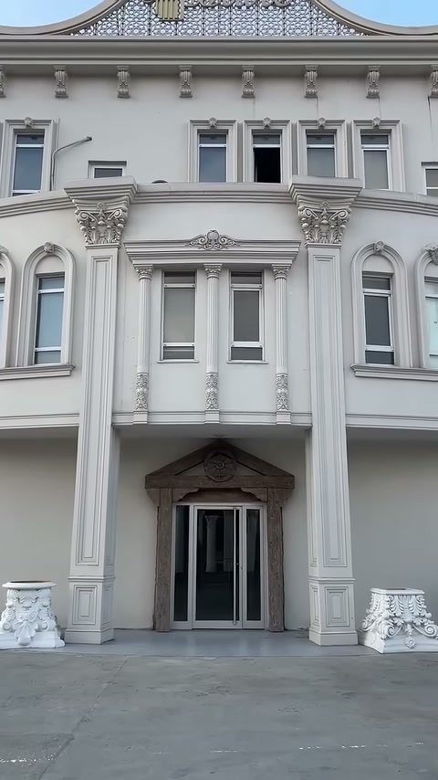 Tamamlanmış dış cephede merkezi giriş, sütunlar ve alınlık birlikte görülüyor