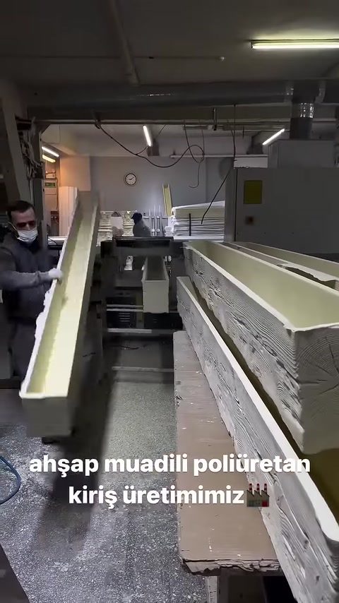Kalıptan çıkan uzun kirişte kabartmalı ahşap dokusu sergileniyor
