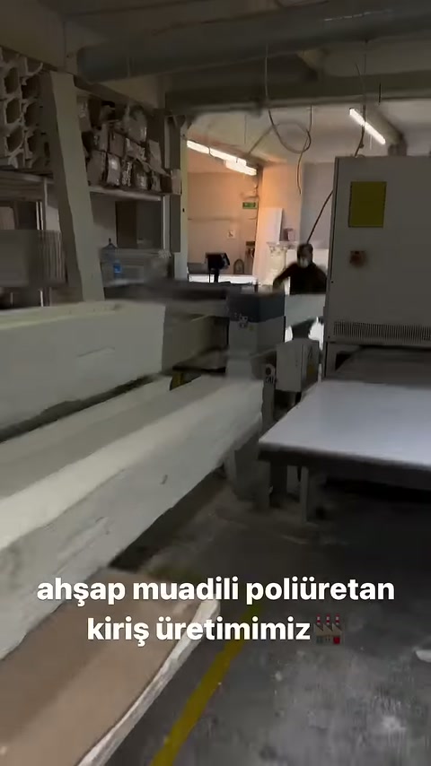 Geniş poliüretan mertek profili işleme tablası üzerinde konumlandırılıyor.