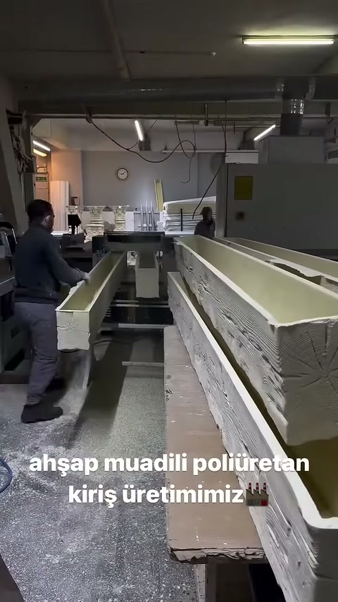 Uzun kiriş gövdesi çalışan tarafından tezgâh boyunca ilerletiliyor.