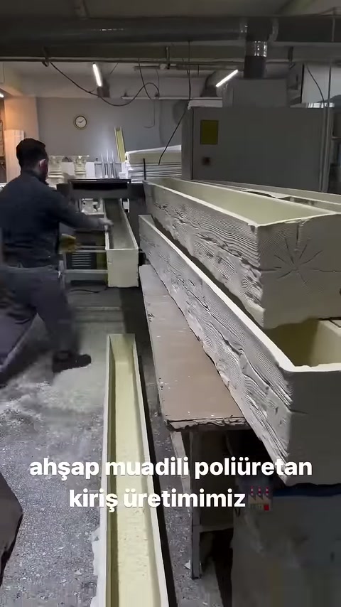 Çalışan dokulu mertek modelini üretim tezgâhında kontrol ediyor.