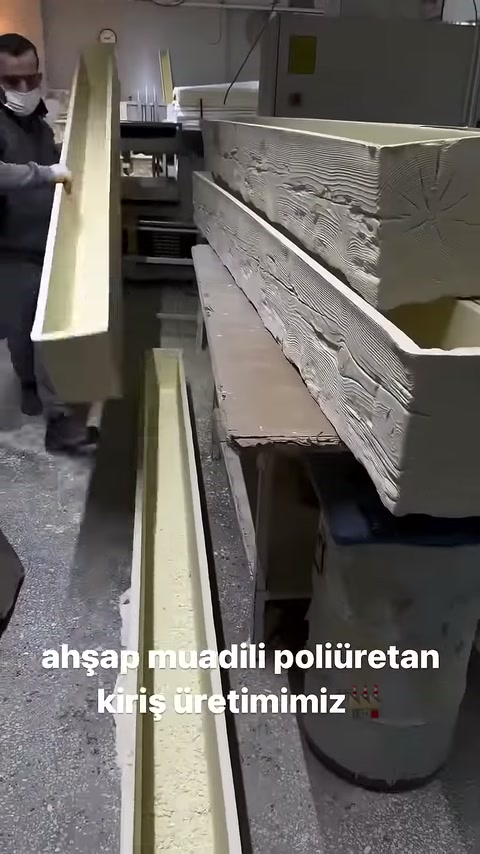 Rustik yüzeyli poliüretan kirişin uzun kenarı yakından gösteriliyor.