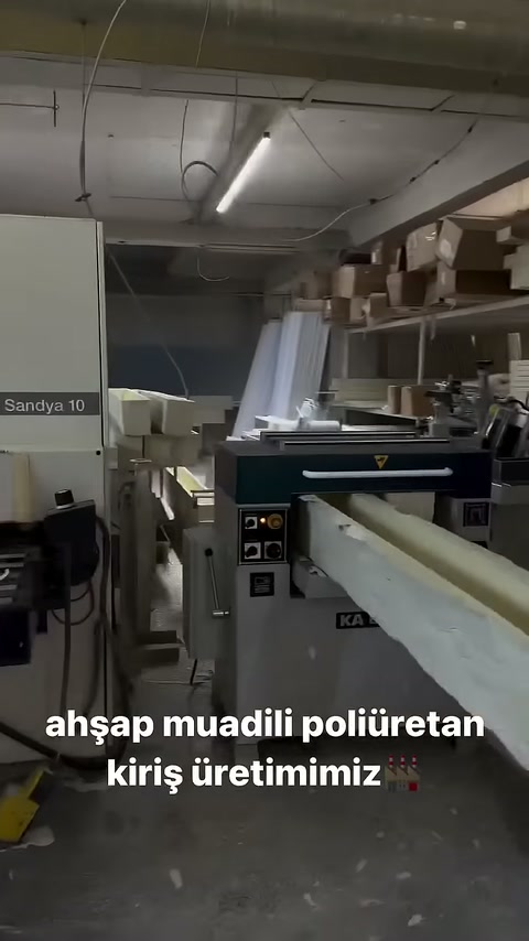 Açık renkli kiriş profili makinenin ön tablasına yerleştiriliyor.