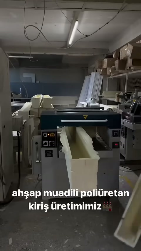 Oluk biçimli mertek gövdesi üretim makinesine doğru uzanıyor.