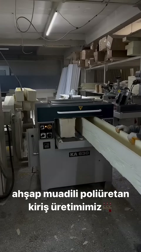 Çalışan poliüretan kirişin makinedeki konumunu arkadan denetliyor.