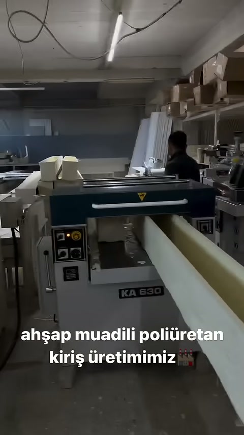 Uzun dekoratif profil makine tablası üzerinde düz biçimde ilerliyor.