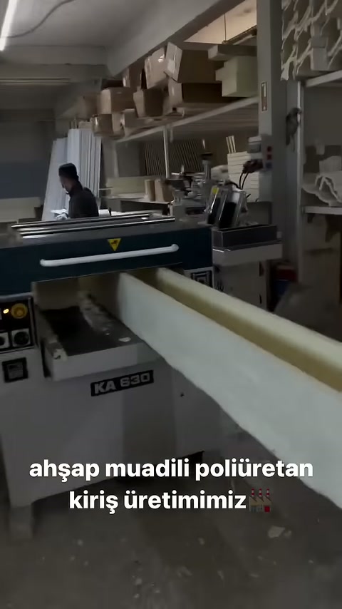 Mertek profilinin açık kanalı üretim tezgâhı boyunca görülüyor.