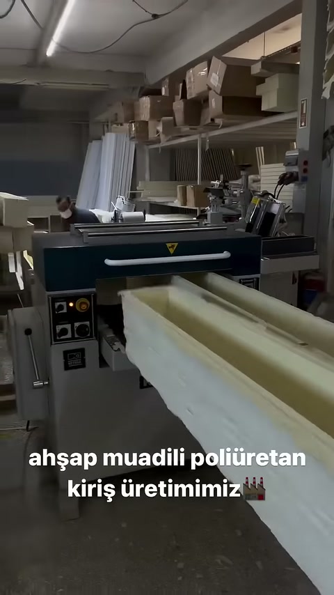 Poliüretan kirişin kenarları makine girişinde hizalı duruyor.