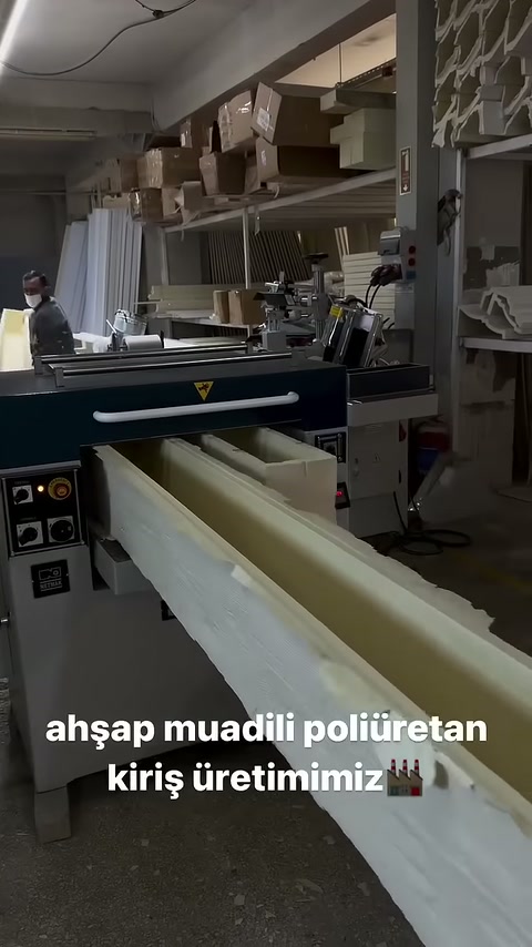 Açık renkli mertek modeli üretim hattında önden görüntüleniyor.