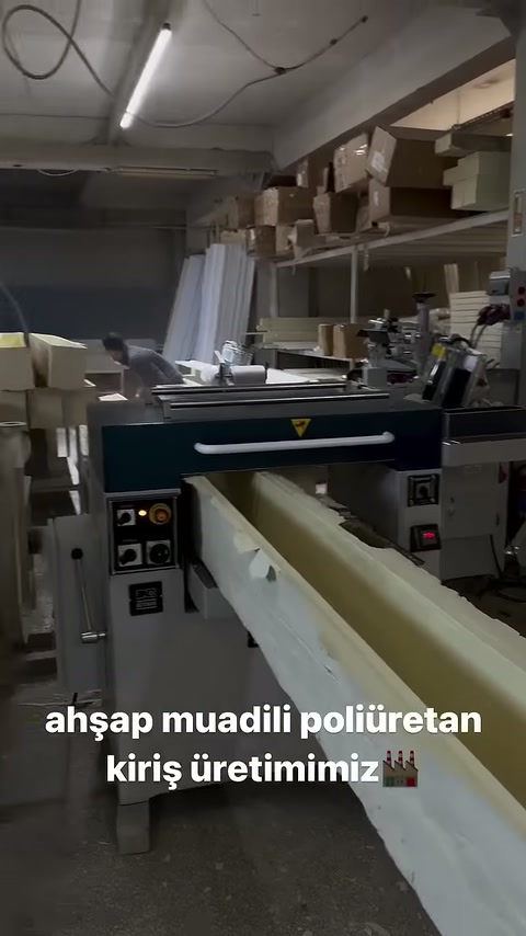 Dekoratif kiriş kanalı makine tablasının merkezinde ilerliyor.