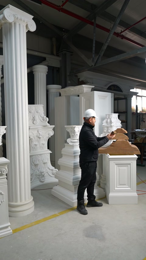Kademeli profil örnekleri, yüksek sütunların yanında sergileme aşamasında görülüyor.