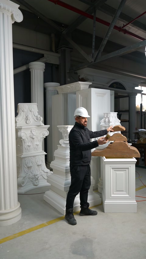 Sunucu, kahverengi dekoratif parçaların yüzey biçimini eliyle açıklıyor.