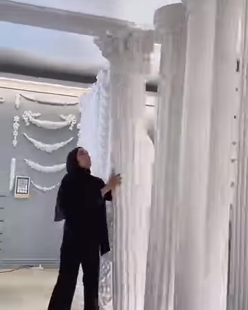 Farklı gövde biçimlerine sahip sütun koleksiyonu uzaktan görülüyor