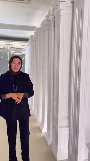 Yüksek yivli sütunlar, sunucuyla birlikte genel görünümde sergileniyor.