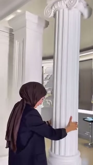 Yivli sütun gövdesi, bezemeli başlık ve yuvarlak taban arasında uzanıyor.