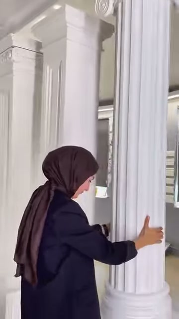 Tanıtıcı, kalın yivli sütunun kanal genişliğini elleriyle gösteriyor.