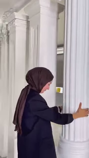 İki farklı yivli sütun gövdesi showroomda yakın planda karşılaştırılıyor.