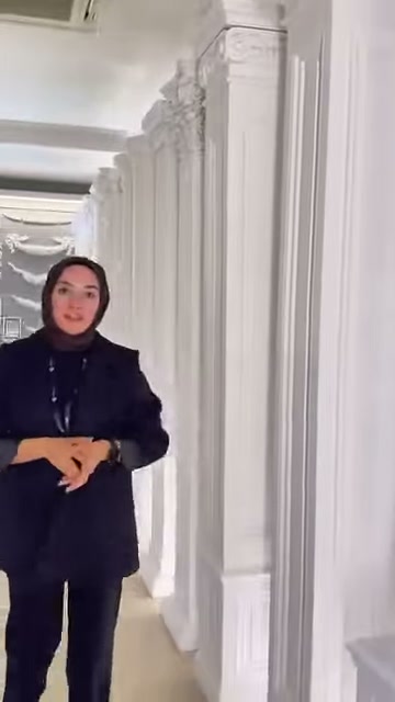 Tanıtıcı, sıralanmış dekoratif sütunların yanında modelleri açıklamayı sürdürüyor.
