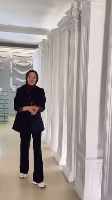 Kare ve yuvarlak gövdeli sütun seçenekleri tanıtıcının yanında sergileniyor.