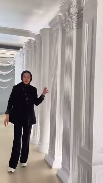 Uzun yivli sütunlar, süslü başlıklarıyla sergi alanında ardışık duruyor.
