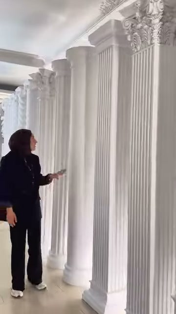 Tanıtıcı, geniş gövdeli düz sütunu yivli modellerin yanında gösteriyor.