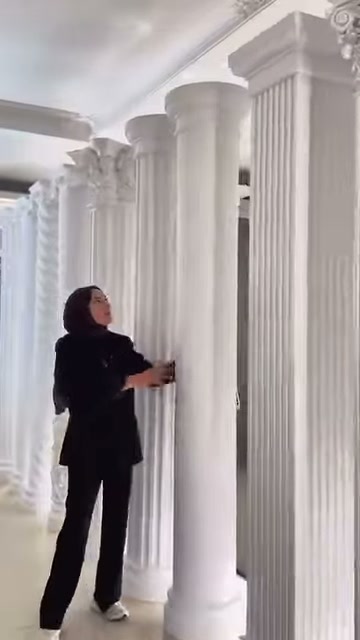Tanıtıcı, sade silindirik sütunun gövdesine dokunarak yüzeyini tanıtıyor.
