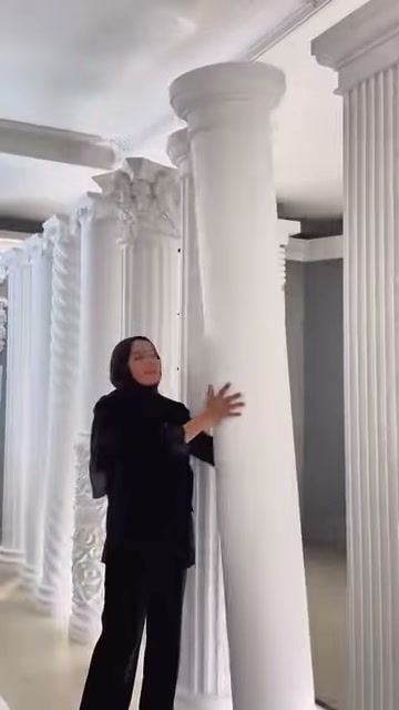 Geniş düz sütun, yuvarlak başlık ve taban profilleriyle sergileniyor.