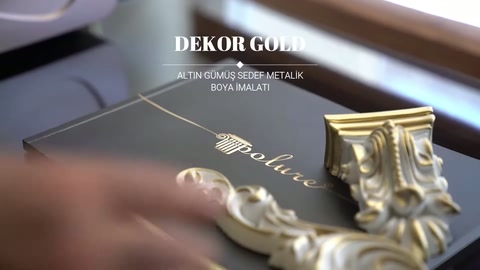 Masa üzerinde altın boyalı motifler, uzun profiller ve köşe süsü bulunuyor.