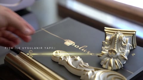 Altın profiller ön planda, işlemeli köşe süsü arka planda duruyor.
