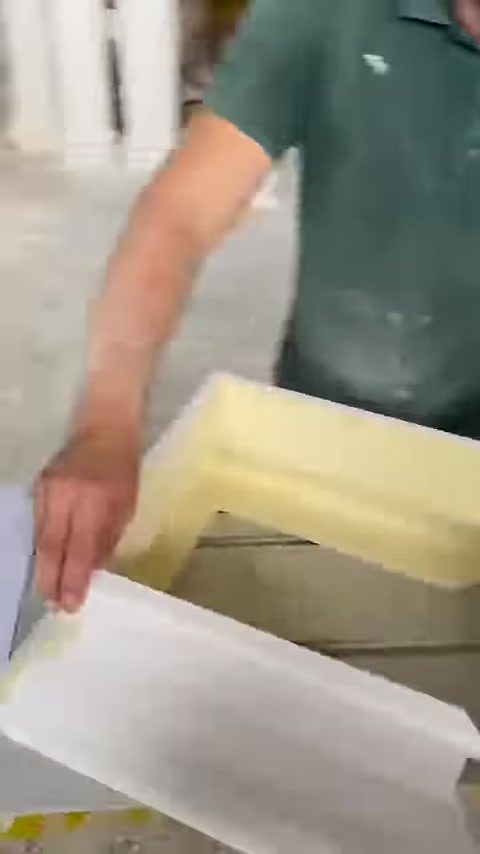 Köşe birleşiminin sarı poliüretan iç yapısı yakından görülüyor