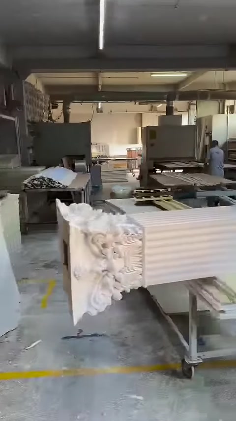 Oyma desenli dekoratif poliüretan eleman üretim tezgâhında bekliyor