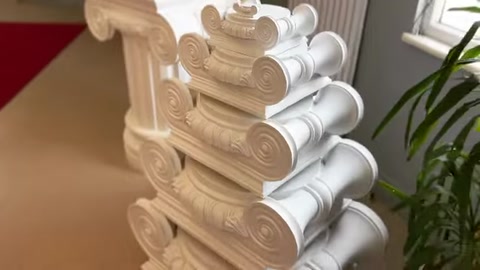 Farklı boyutlardaki volütlü sütun başlıkları üst üste sergileniyor