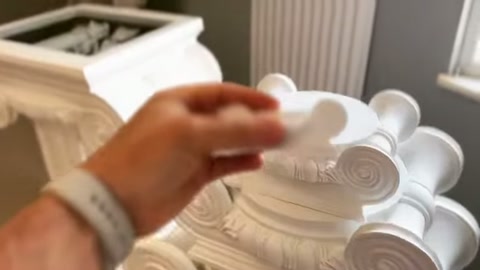 Dekoratif parça, sütun başlığındaki yuvarlak alanın üzerinde hizalanıyor.