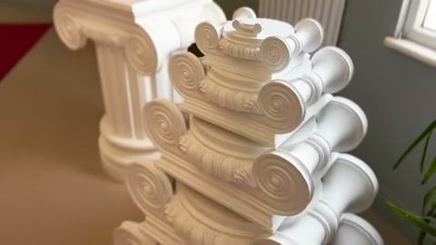 Volütlü ve yaprak motifli beyaz başlıklar dikey düzende sıralanıyor.