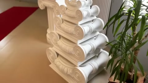 Farklı genişlikteki dekoratif başlıklar, bitki yanında üst üste duruyor.