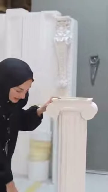 Sunucu, klasik başlığın katmanlı kenar profilini parmağıyla inceliyor