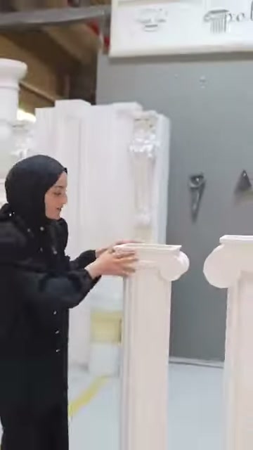Sunucu, başlıktan gövdeye uzanan dikey yivleri elleriyle tarif ediyor