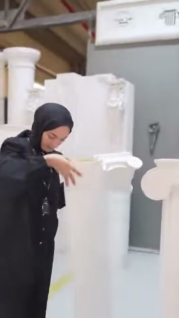 Sunucu, geniş üst bölümü ve yivli gövdeyi birlikte inceliyor