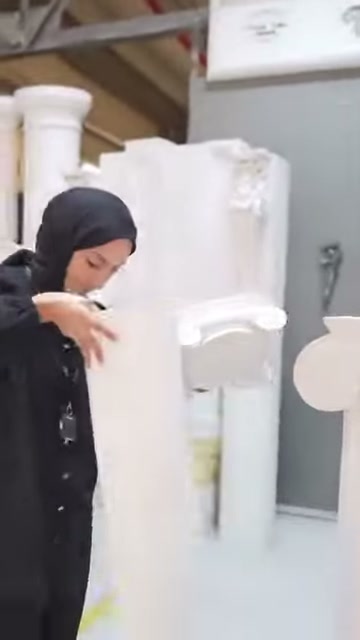 Başlık çıkıntıları, silindirik gövdenin üzerinde iki yana uzanıyor