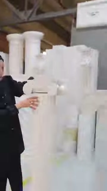 Öndeki sütun modeli, kıvrımlı başlığı ve sade gövdesiyle sergileniyor