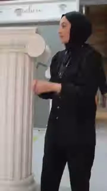 Sunucu, daha kalın gövdeli klasik sütunun yanında ürün detaylarını anlatıyor