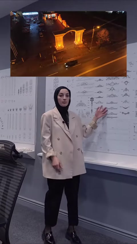 Sunucu, ürün çeşitlerini içeren teknik doküman panosunu açıklıyor.
