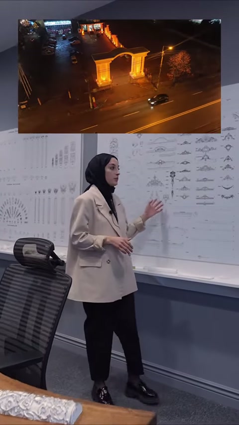 Sunucu, panodaki dekoratif profil ve sütun seçeneklerini eliyle gösteriyor.