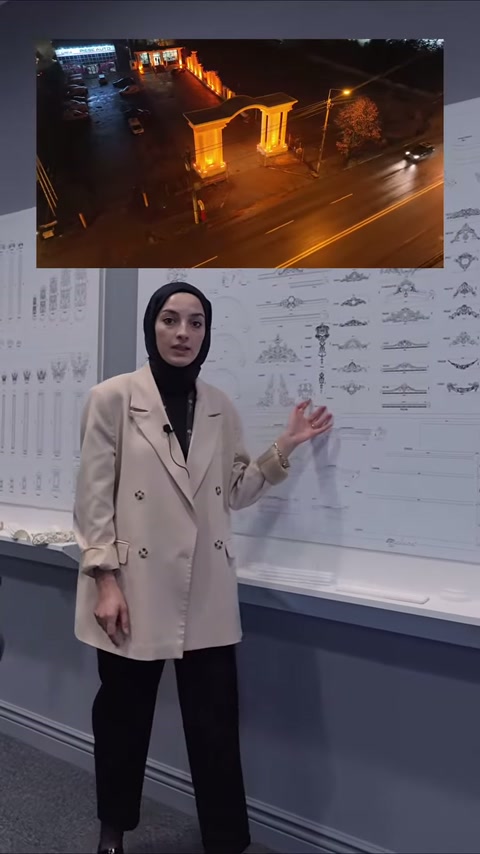 Teknik ürün panosu önündeki sunucu, farklı modelleri karşılaştırıyor.